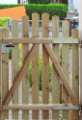 Staketen - Gartentür aus Premiumholz, 140cm unten gebogen, kdi, mit Kastenschloss, Beschlägen und verstellbarem Kloben