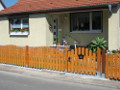 Staketenzaun -Premium- 85cm kdi Holz, oben gebogen, mit Tür Extra Dick verschraubt und Kastenschloss, gestrichen