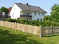 Premium - Staketenzaun 85cm gerade kdi Holz, Zaunfelder wurden verzogen und der Hangschräge des Gartens angepasst, Außenansicht
