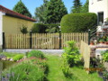 Staketen - Gartenzaun Premiumholz 100m Höhe, mit 120cm Pfosten grün gestrichen und Pfostenkappen Pyramide, im grünen Garten
