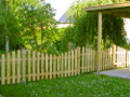 Staketen - Holzzaun Standard, 100cm unten kdi, Pfostenlänge gut angepasst, am Carport entlang durch den grünen Garten 