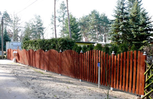 Holzzaun gestrichen als Gartenzaun mit Einfahrt